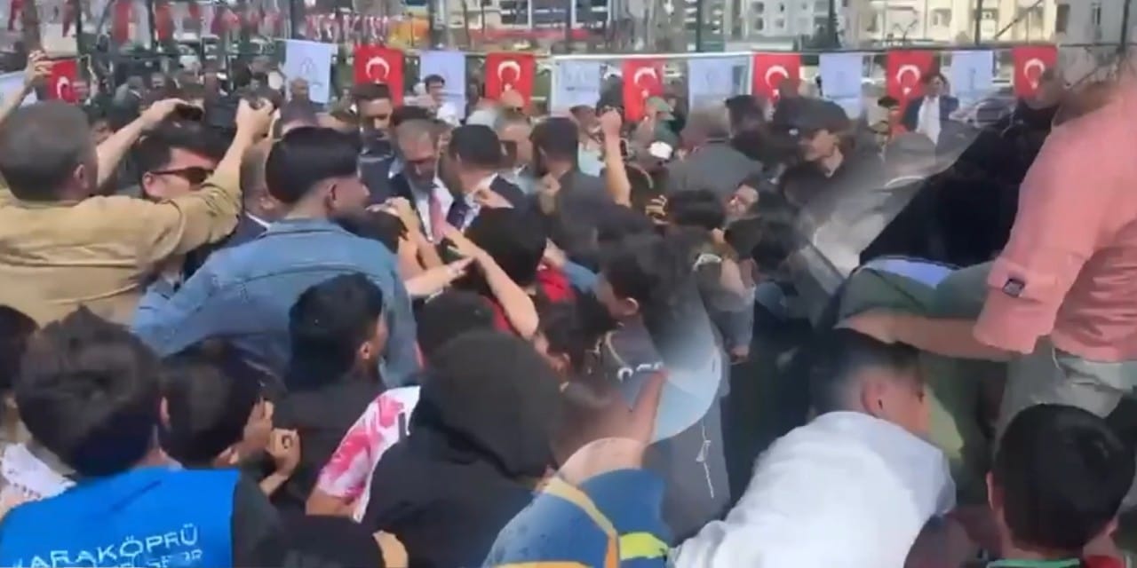 park-acilisinda-izdiham-cocuklar-ezilme-tehlikesi-gecirdi-754nr6cb