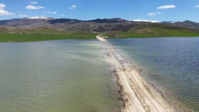 sivasta-nehirler-tasti-yollar-kapandi-20-koyun-grup-yolunda-ulasim-felc-tkErW5fN