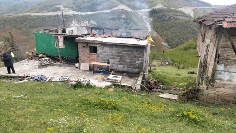 sobadan-sicrayan-kivilcimlar-evi-kule-cevirdi-qGgZKWr6