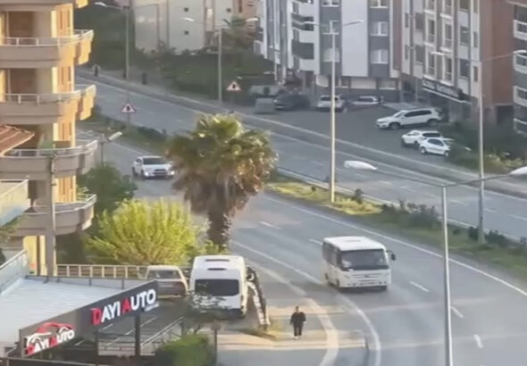 trafikte-skandal-manevra-pahaliya-patladi-geri-geri-giden-surucuye-20-bin-tl-ceza-x7pBDhRS