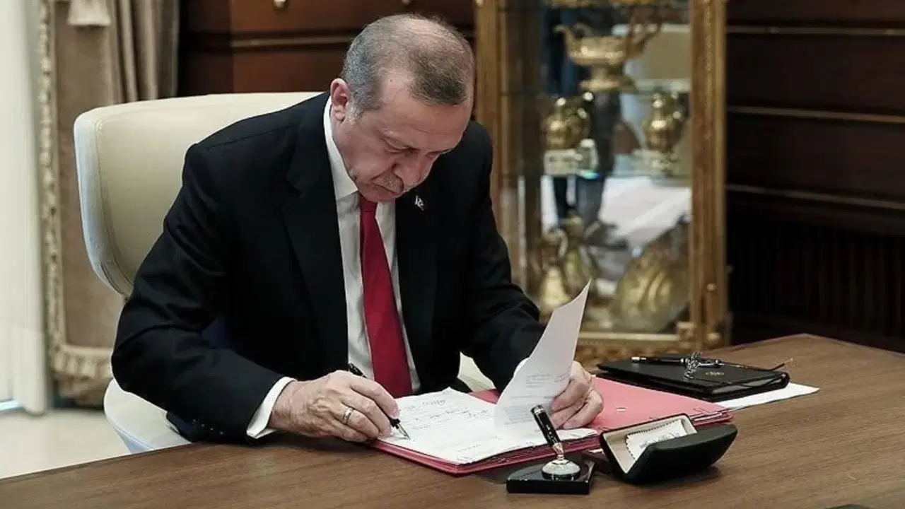 Erdogan imzaladi resmi gazetede yayimlandi kitlerde yuzlerce kadro ve pozisyon degisti 8RrU9nXb